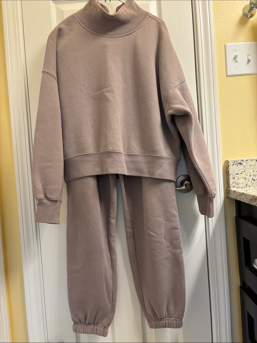 Women’s Abercrombie and Fitch Cozy Mock Neck Sweat Set in Mauve, Size M